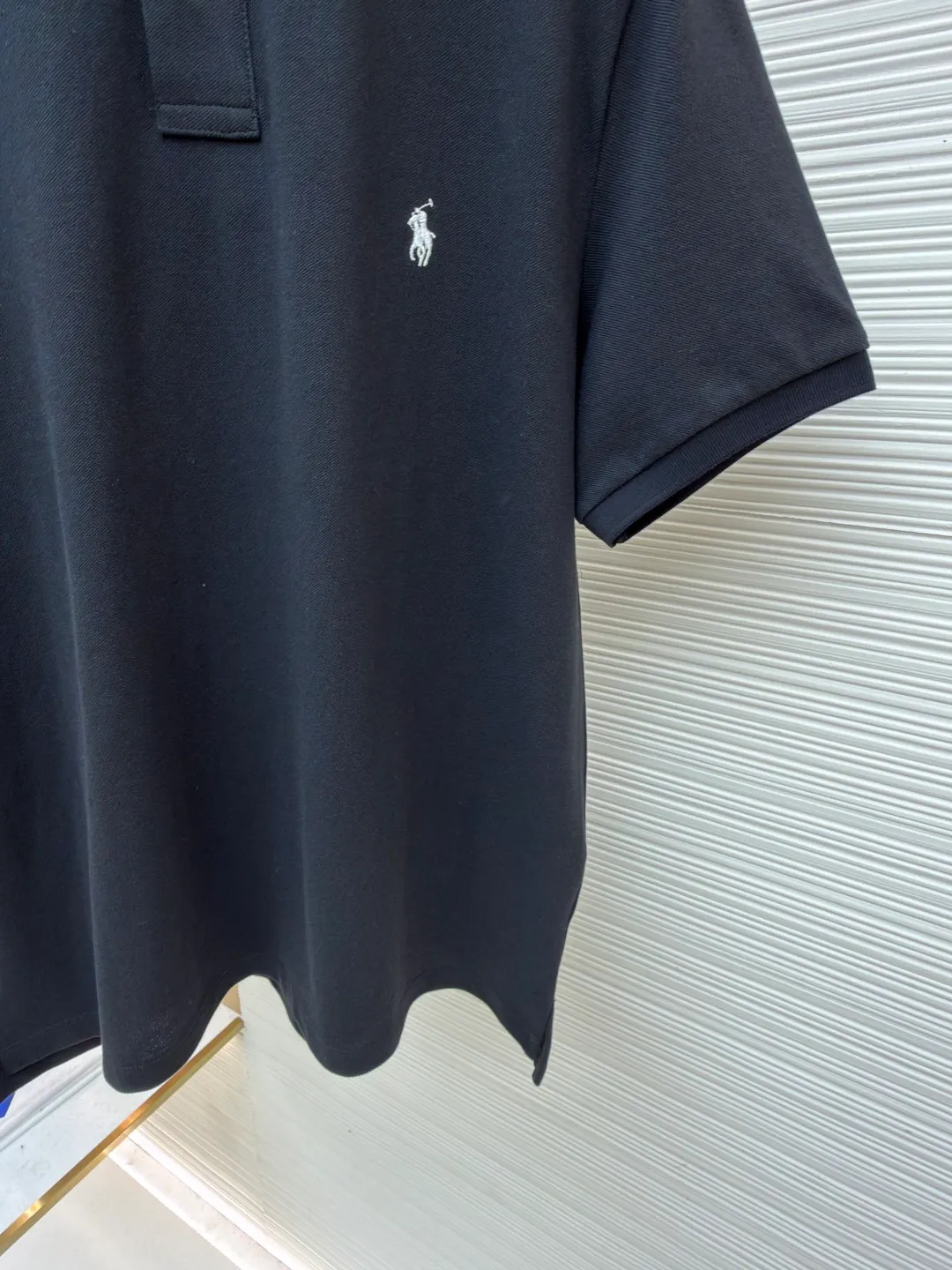 Ralph Lauren embroidered logo Polo shirt ●Original version: Purchased and developed at 1590 ●Item number: 1682564-A15 ●Material: pure cotton pique fabric ●Technology: embroidery production ●Color: black ●Version: fitted version ●Weight: about 285 grams ●Size: S-M-L-XL ●Description: Customized pure cotton sateen pique, tight and delicate, comfortable and next to the skin, elegantly presented with a touch of deep black The iconic white pony embroidery is like a smart musical note dancing on the black canvas. It is simple but highly recognizable. It is a versatile artifact in the wardrobe. It has a very simple shape and contains the soul of fashion. It adopts imported machine embroidery technology. It uses advanced computer control systems and precision mechanical parts to realize the iconic pony embroidery operation with high precision. The lines are smooth and delicate, and the fabrics have been washed. It has a better hand feel and texture. It is not easy to deform, not easy to shrink, not easy to fade, and maintains long-term beauty. The overall wiring is straight and delicate, the fabric is comfortable and soft, and the color is consistent without color difference. It can be matched with the same style to create a fashionable look and control various occasions. Customized accessories, complete with three standards, same style for men and women!